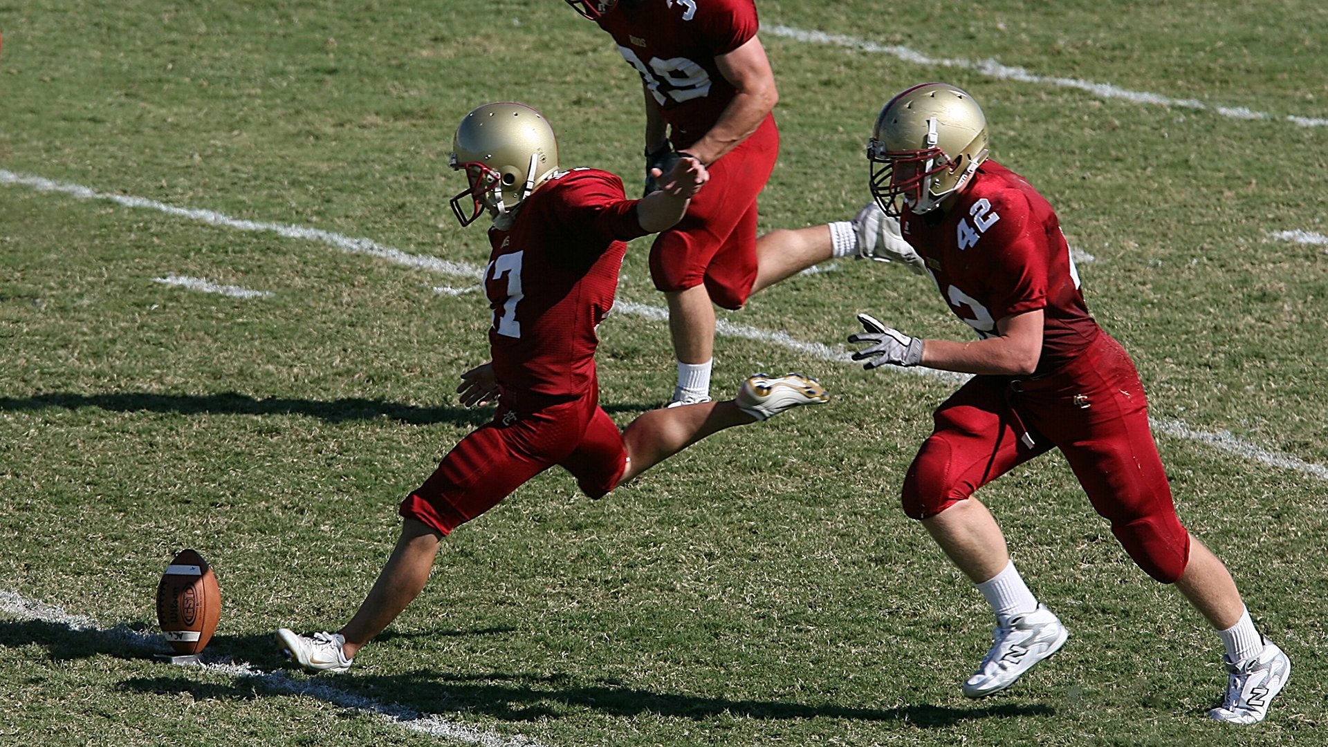 皮特·卡普尔强悍的突破和精准的传球,让袋鼠队的进攻充满威胁